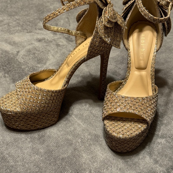 Karmello Sparkle Flower Ornament Ankle Strap Platform Dress Sandals - Picture 6 of 7